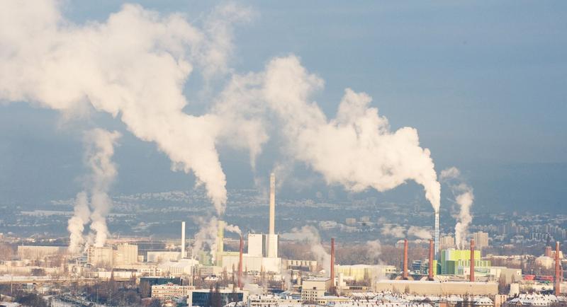 Feinstaub aus Industrie, Straßen- und Flugverkehr sowie Landwirtschaft belastet die Luft und führt zu Herz-Kreislauf-Erkrankungen