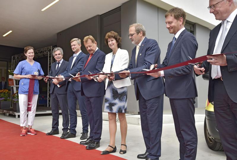 Prof. Michael Albrecht (4. v. l, Medizinischer Vorstand), Staatsministerin Dr. Eva-Maria Stange sowie Ministerpräsident Michael Kretschmer (2. v. r.) bei der Eröffnungszeremonie. Foto: Uniklinikum