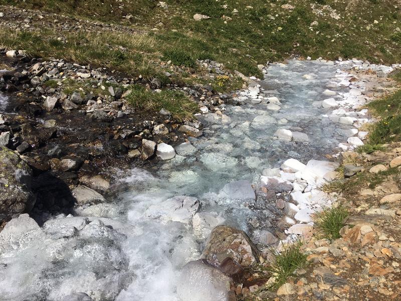 Die Aluminium-Flocken färben einen Abschnitt des Bergbachs weiss.