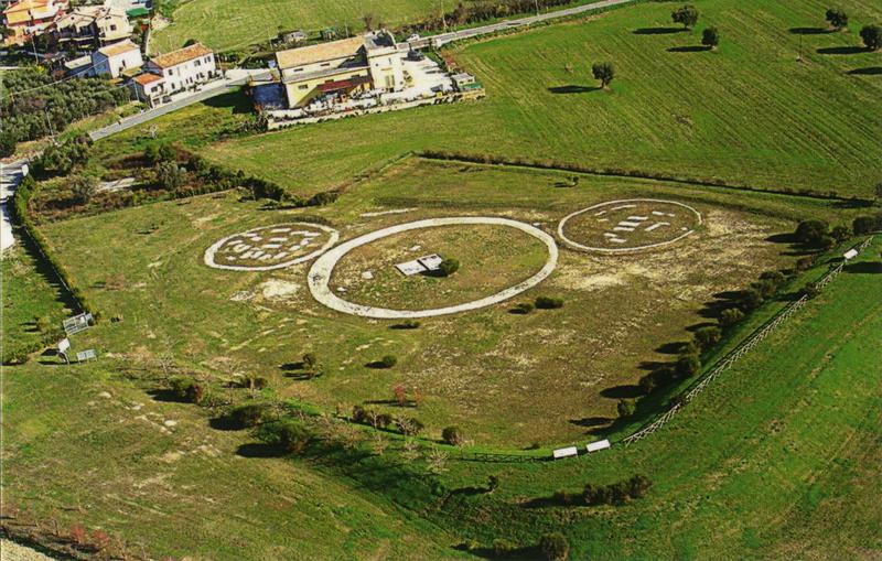 Luftaufnahme des Areals „I Pini“ von Sirolo (Prov. Ancona), mit dem großen Kreisgraben der „Tomba della Regina“ zwischen zwei anderen Kreisgräben