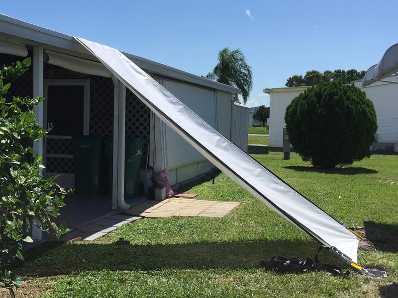 The wind protection tarpaulins developed at TU Dresden pick up the wind power that threatens to blow off the roof and diverts it downwards.