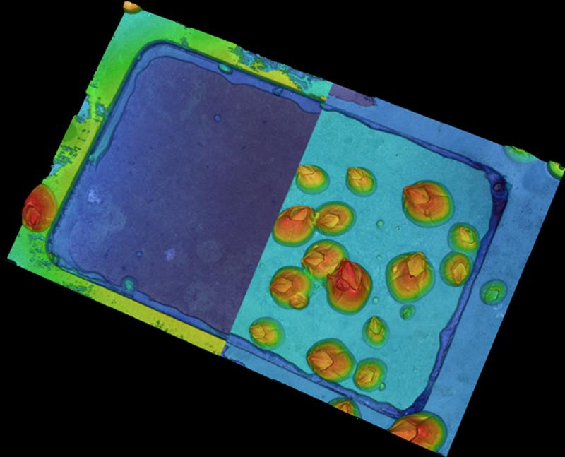 3-dimensionale Visualisierung der Oberflächen der mikrostrukturierten Silikonoberfläche (links) und der glatten Kontrolloberfläche aus dem gleichen Silikon (rechts).