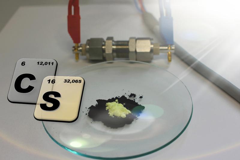 Schwefel ist ein äußerst vielversprechendes Element für zukünftige Batterien. In Kontakt mit dem nötigen Kohlenstoffadditiv kommt es dabei zu unerwarteten Wechselwirkungen.