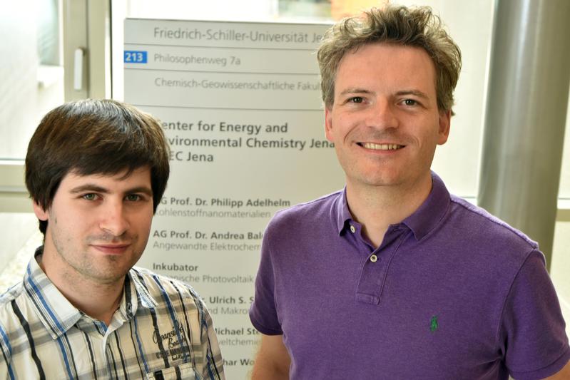 Prof. Dr. Philipp Adelhelm (r.) und Lukas Medenbach von der Universität Jena. Die Forscher waren überrascht, dass der entdeckte Effekt bisher übersehen wurde.