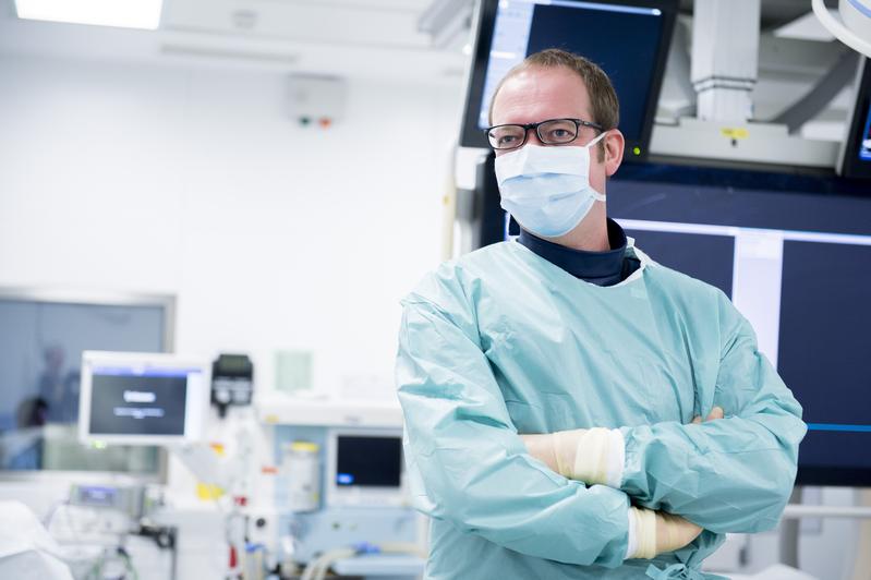 Der Kardiologe und Thrombose-Spezialist Prof. Dirk Sibbing im Katheterlabor der Medizinischen Klinik und Poliklinik I der Ludwig-Maximilians-Universität (LMU) München.