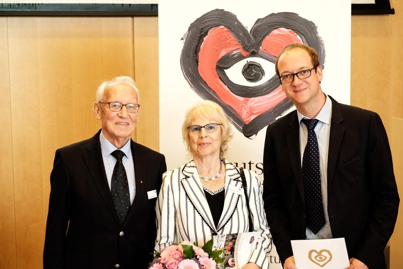 Preisträger Prof. Dirk Sibbing (ganz r.) mit Prof. Hellmut Oelert, Vorsitzender des Wissenschaftlichen Beirats der Deutschen Stiftung für Herzforschung (ganz l.), und Stifterin Ursula Winterstein.  