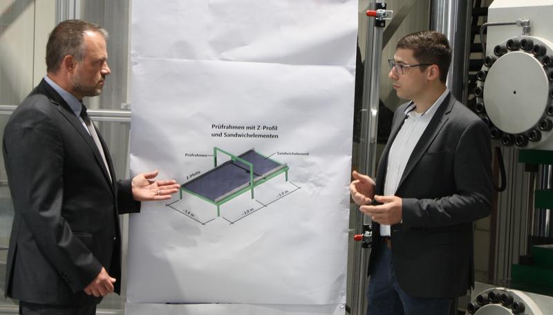 Prof. Bertram Kühn (links) und der Wissenschaftliche Mitarbeiter Tim Krieglstein besprechen Details des Prüfverfahrens im Labor.