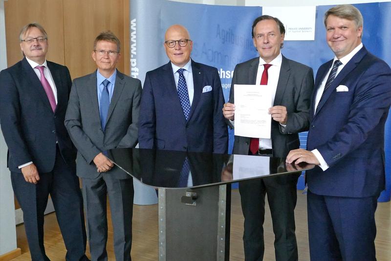 Thomas Friedrichs (Hansestadt Stade/CFK Valley), Prof. Dr.-Ing. Richard Degenhardt, Prof. Dr. Bernt R. A. Sierke (beide PFH), Dr. Gunnar Merz (CFK Valley) und Prof. Dr. Frank Albe (PFH; v. l.).