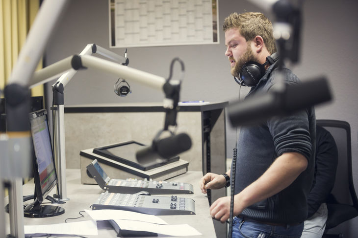 Praxisnahe Ausbildung im Studiengang Journalismus: Das Campusradio der Hochschule Magdeburg-Stendal im Hörfunkstudio.