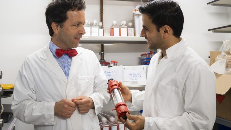 Prof. Dr. Sebastian Springer mit seinem früheren Studenten und heutigen Social-Media-Star Hashem Al-Ghaili. 