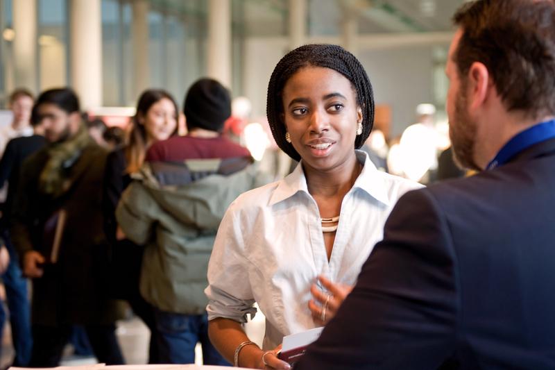  Auf der jährlichen Karrieremesse an der Jacobs University kommen Studierende schnell und unkompliziert ins Gespräch mit potentiellen Arbeitgebern. Foto: Jacobs University