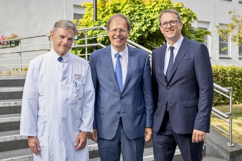 Prof. Franz-Josef Kramer (re) leitet jetzt die MKG-Chirurgie. Der Ärztliche Direktor und Vorstandsvorsitzende Prof. Wolfgang Holzgreve (Mi) dankt seinem Vorgänger Prof. Rudolf Reich (li)