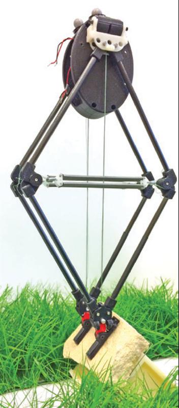 Woodward konstruiert seinen Roboter aus 3D-gedruckten Kohlefasersegmenten. Für die Stacheln verwendet er Nadeln. Die Ballen bestehen aus Ecoflex, einem sehr weichen und flexiblen Polymer 