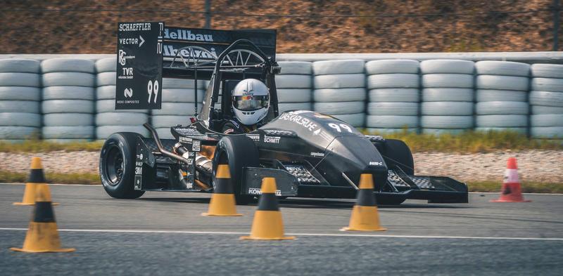 Auf dem Formel-1-Kurs des Barcelona-Catalunya Circuit in Spanien „in action“: der von Studierenden der Hochschule Karlsruhe selbst konstruierte und gebaute Rennwagen 