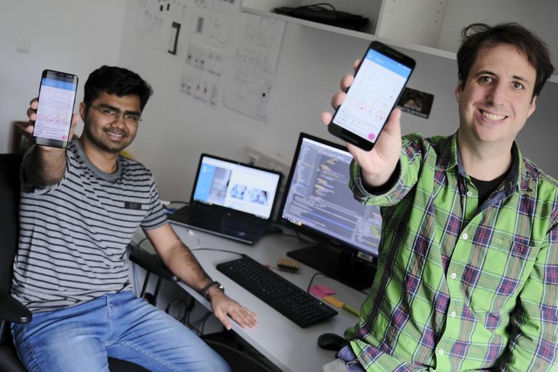 Bild 1 	 Die Informatiker Awais Akhtar (l.) und Florian Schrinner programmieren ein System, um Daten aus Wearables für die Therapie nutzbar zu machen. 