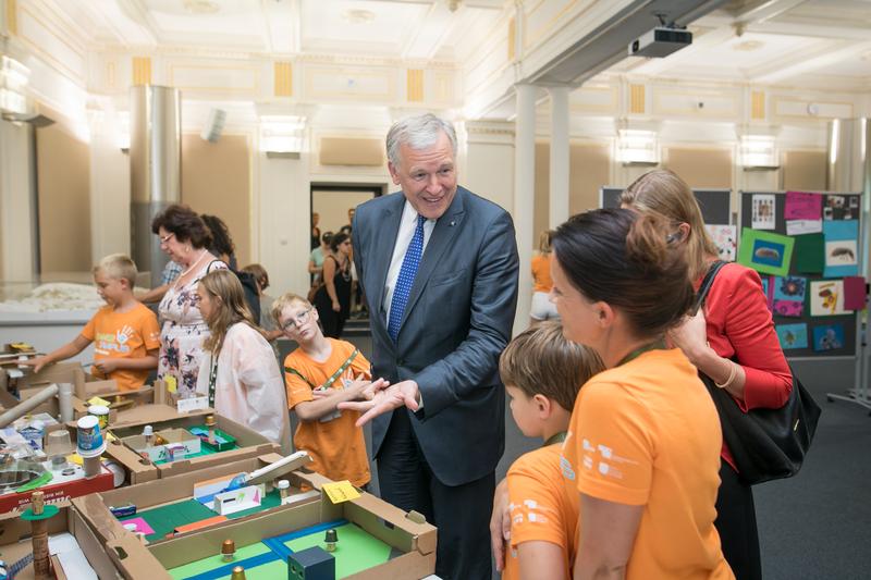 Landesrat Martin Eichtinger besucht die von den Kindern gestaltete Forschungsausstellung.