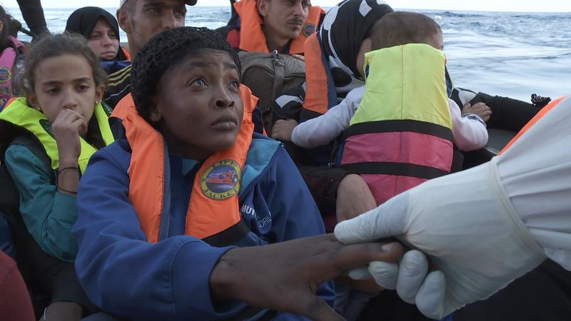 Gerettete Bootsflüchtlinge – Standbild aus dem Film ELDORADO