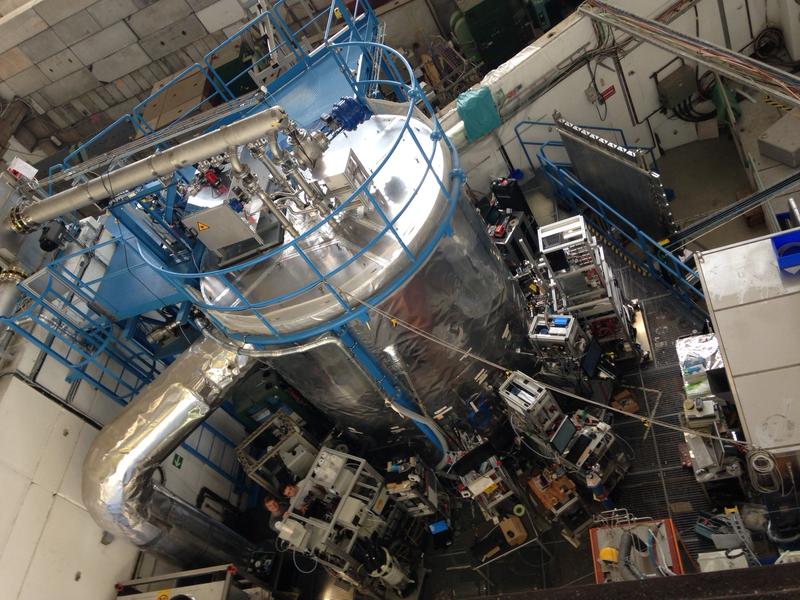 Dominik Stolzenburg und Bernhard Baumgartner in der CLOUD-Kammer des CERN mit diversen Messgeräten.