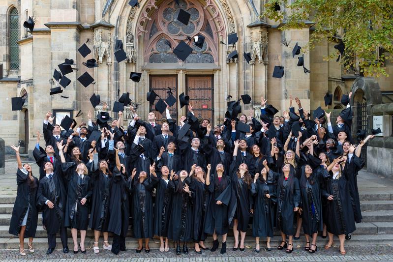 Graduates from 30 nations celebrating at the first German business school founded 1898