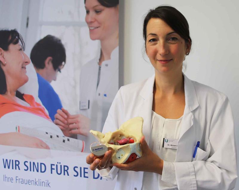 Am leichtesten erklärt Dr. Miriam Deniz ihren Patientinnen die Funktionen des Blasenschrittmachers an einem Modell. 