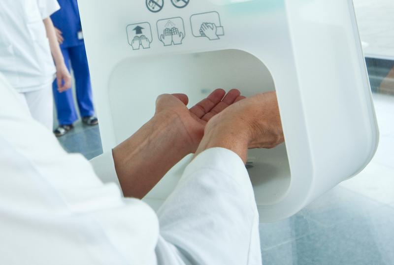 In Krankenhäusern ist eine sorgfältige Händehygiene entscheidend für die Patientensicherheit. 