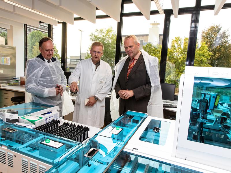 Im Zentrallabor: Dr. Andreas Tecklenburg, Prof. Dr. Ralf Lichtinghagen und Minister Björn Thümler (von links). 