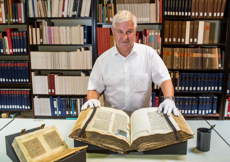 Prof. Dr. Rudolf K. Weigand in der Handschriftenabteilung der Katholischen Universität mit dem "Speculum historiale" von Vinzenz von Beauvais aus dem Dominikanerkloster Eichstätt.