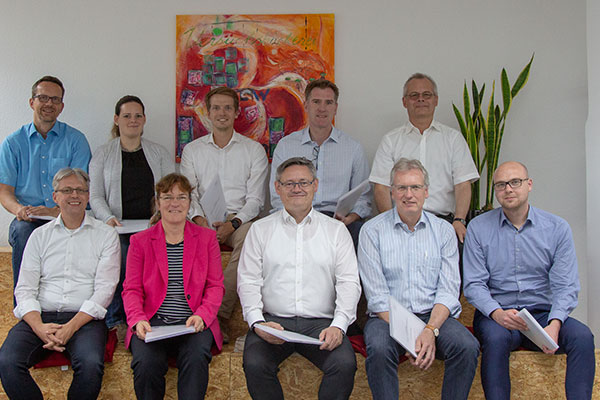 Gute Laune im Innovation Lab der HSW: Absolventen des Zertifikatsprogramms mit dem wissenschaftlichen Leiter Prof. Dr. Holger Hütte (2. v. l.) und HSW-Präsident Prof. Dr. Hans Ludwig Meyer (2. v. r.)