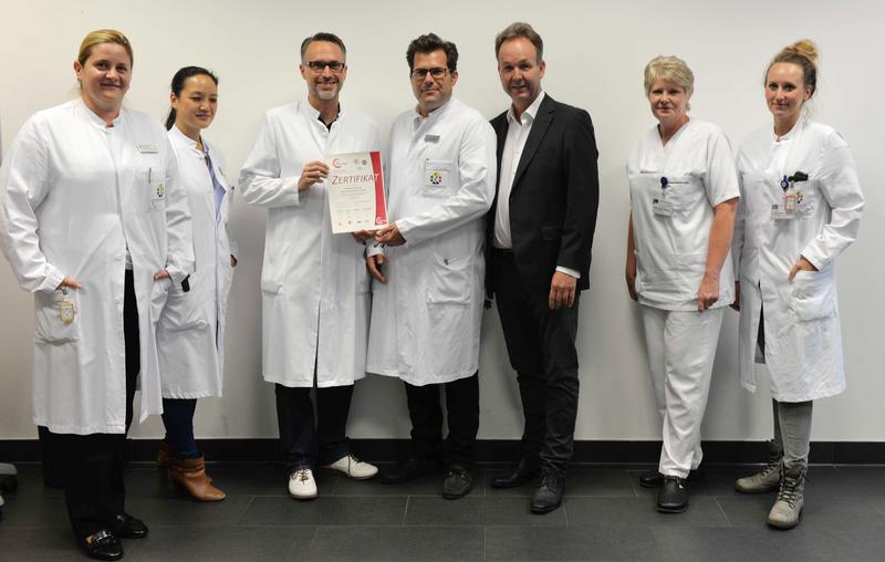 Prof.Dr. Knut Kröger (3. von re), Vorstandsmitglied der „Initiative Chronische Wunden“ (ICW e. V.), übereichte dem Team des Wundzentrums jetzt das Wundsiegel-Zertifikat. 