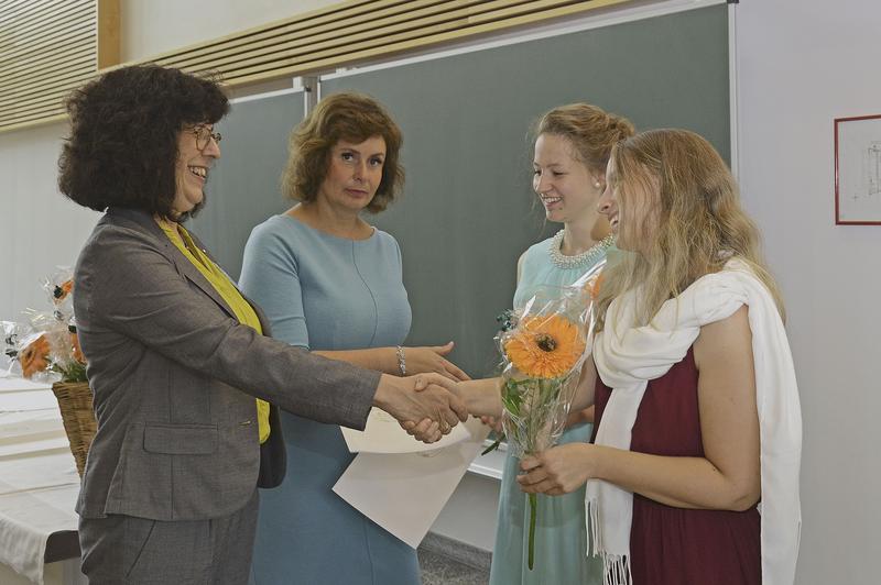 Birgit Banzhaf, Leiterin der Carus Akademie (v.l.n.r.), und Pflegedirektorin Jana Luntz gratulieren den beiden Absolventinnen Pauline Hinkel und Elisabeth Lindemann.