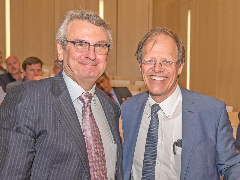 Der Ärztliche Direktor und Vorstandsvorsitzende Prof. Wolfgang Holzgreve (re) dankt Prof. Hans Heinz Schild (li) für seine fast 25-jährige Tätigkeit am Universitätsklinikum Bonn;
