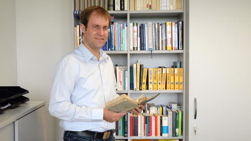 Christof Schöch prüft die digitalisierte Version seines alten Schmöckers