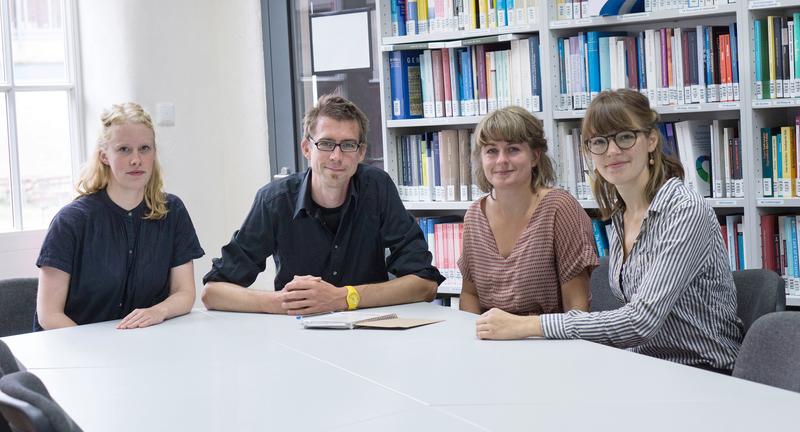 Das Institut für Kulturpolitik der Uni Hildesheim hält Kontakt zu Künstlerinnen und Künstlern weltweit. Von links: Masterstudentin Charlotte Rauth, Daniel Gad, Michèle Brand und Nele Tast.
