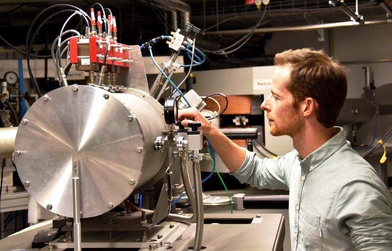 GRS-Projektleiter Matthias Dewald am Detektor der AMS-Anlage der Kölner Universität. Hier werden die gesuchten Radionuklide gezählt, nachdem sie von den übrigen Ionen aus der Probe getrennt wurden.