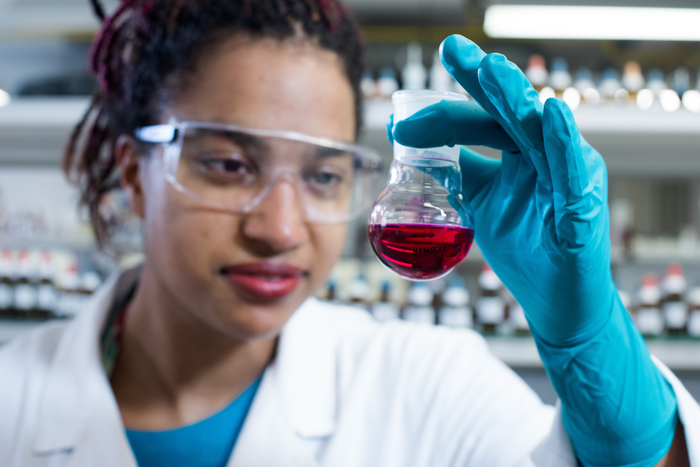 Studentin im Chemielabor.