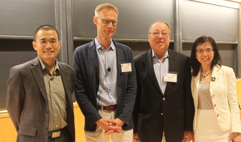 v.l.n.r.: Dr. Yibin Kang, Präsident der Metastasis Research Society, Prof. Dr. Christoph Klein, Dr. Isaiah (‚Josh‘) Fidler und Dr. Dihua Yu, designierte Präsidentin der Metastasis Research Society