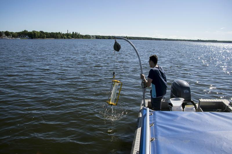 Probenahme auf dem Müggelsee in Berlin.