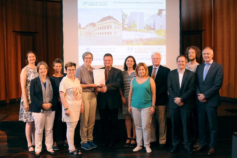 Mitarbeiter des International Institute of Applied Systems Analysis (IIASA) und der Universität Koblenz-Landau (UKOLD) trafen sich zur Bekanntgabe der Vereinbarung.