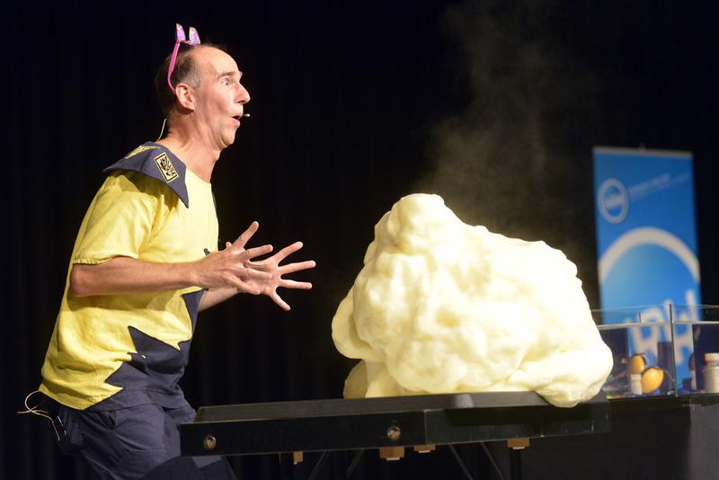 Dr. Andreas Korn-Müller alias Magic Andy ist Chemiker, Buchautor und Entertainer und tritt beim MINT-Festival der Uni Jena jeden Tag mit einer Live-Experimentalshow auf der Bühne auf dem Campus auf.