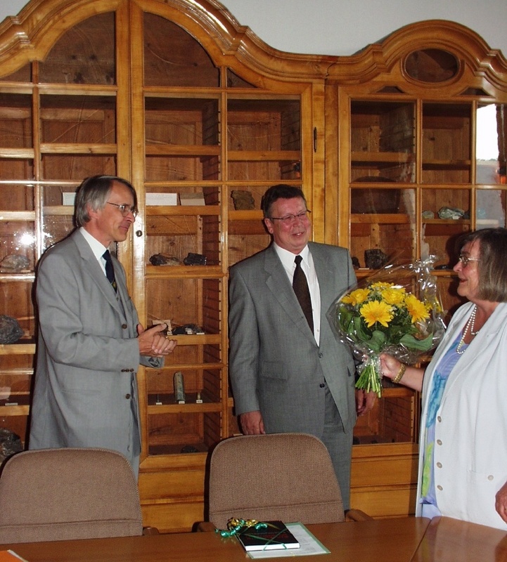 Bei der Ernennung: (v. l. n. r.) Prof. Dr. Ernst Schaumann, Professor Dr.-Ing. Bruno Prinz und Frau Prinz.