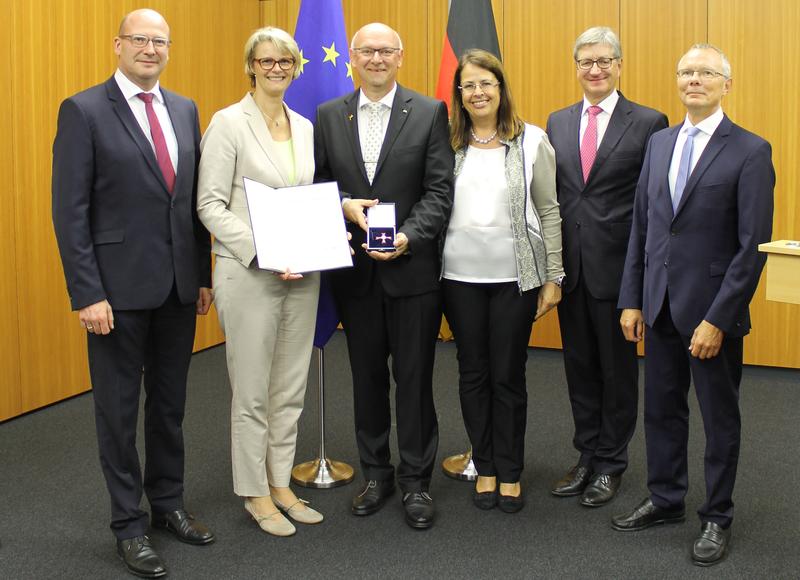 V. l.: WWU-Kanzler Matthias Schwarte, Ministerin Anja Karliczek, Prof. Dr. Martin Winter, Veronika Winter, Prof. Dr. Wolfgang Marquardt (FZ Jülich) und Prof. Dr. Harald Bolt (FZ Jülich)