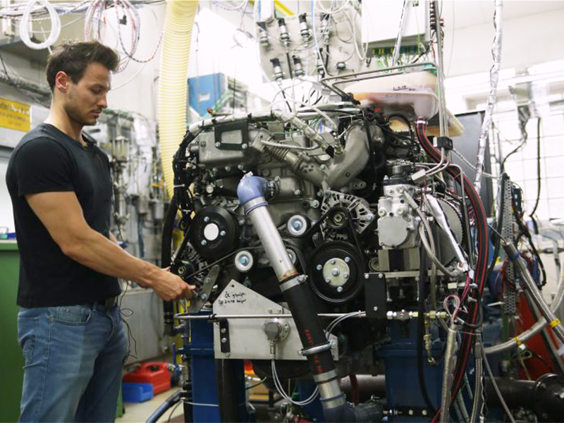 Dominik Pélerin beim Test am Vollmotor-Prüfstand.