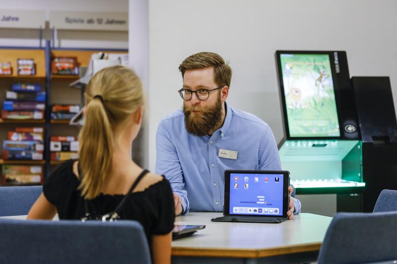 Daniel Plum (35), Leiter der Kinderbibliothek Essen, erläutert das interaktive Programm „Biparcours“, mit dem sich die Essener Stadtbibliothek spielerisch entdecken lässt. 