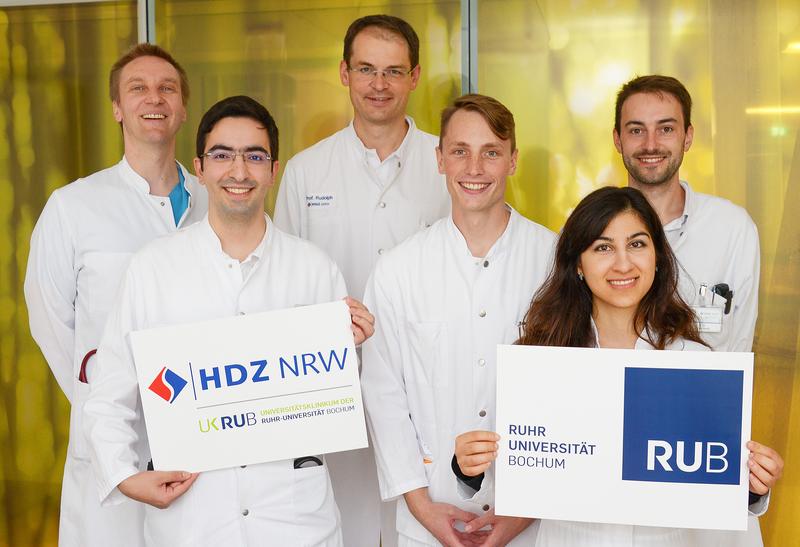 Klinikdirektor Prof. Dr. Volker Rudolph (Mitte) mit (v.l.) Dr. Henrik Fox,  Muhammed Gercek, Max Potratz, Khuraman Isgandarova und Dr. Fabian Roder (Foto: Armin Kühn). 