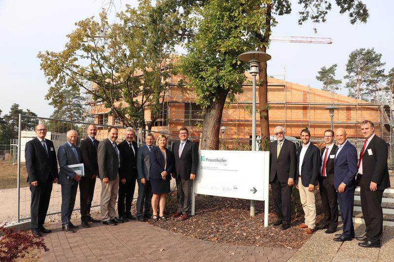Vor dem entstehenden Neubau der Fraunhofer-Projektgruppe für Wertstoffkreisläufe und Ressourcenstrategie IWKS