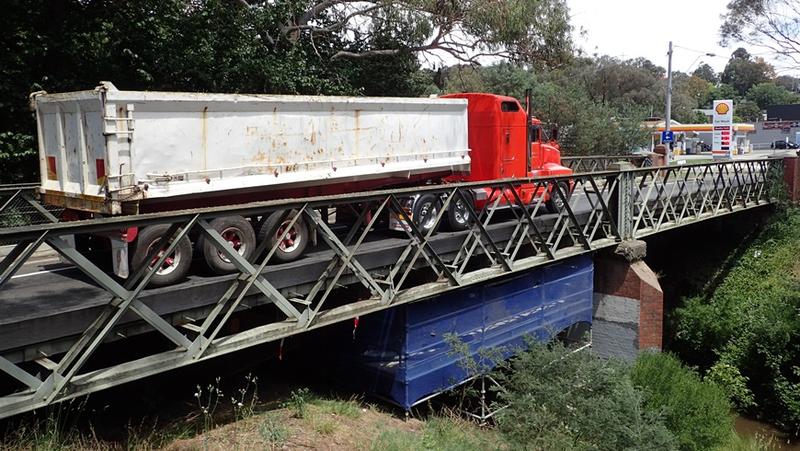 Die Diamond-Creek-Bridge nahe Melboune wurde 2018 mit CFK-Streifen verstärkt und nach getaner Arbeit mit einem 42-Tonnen-Truck auf ihre Haltbarkeit getestet.