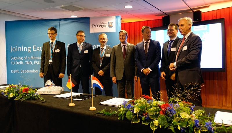 Die Unterzeichnung der Absichtserklärung von Uni Jena und TU Delft fand im Beisein des Thüringer Ministerpräsidenten Bodo Ramelow (M.) statt.   