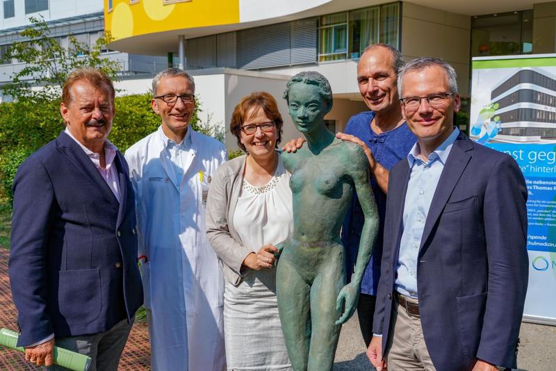 Eine lebensgroße Aphrodite-Skulptur wirbt für Spenden für den Neubau des Nationalen Centrums für Tumorerkrankungen (NCT) Dresden. 