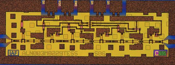 Der MMIC ist das Herzstück des Verstärkermoduls. Seine Größe beträgt ca. 0,5 x 1,5 mm2. 