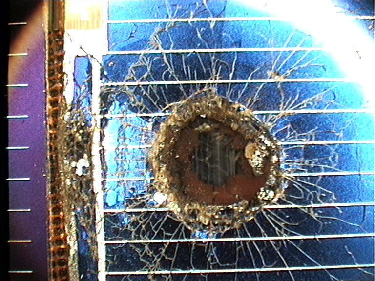  	 Einschlagkrater auf einem Sonnenpaneel des Hubble-Weltraum-Teleskops.